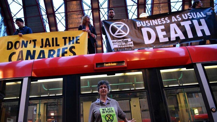 لندن ، گزارش و عکس از اقدامات گروه شورش علیه انقراض