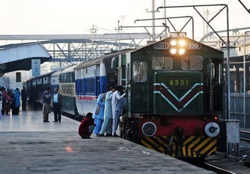 دولت پاکستان همزمان با نزدیک شدن تعطیلات عید فطر قیمت بلیط قطار را نصف کرد