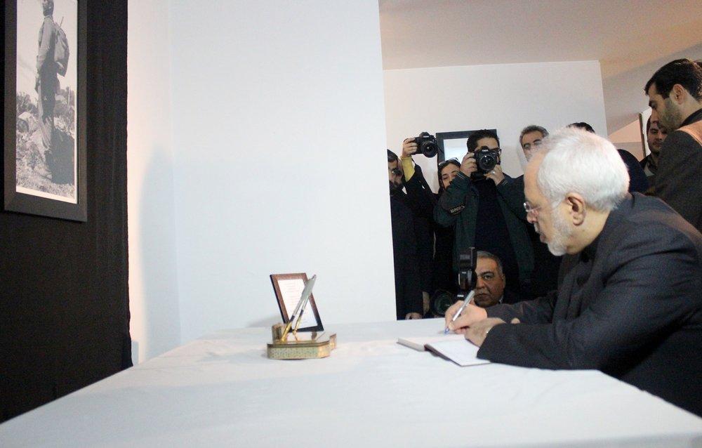 ظریف دفتر یادبود رئیس جمهور تونس را امضا کرد، عکس