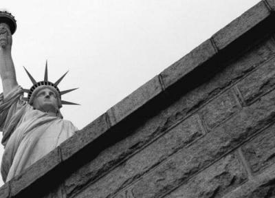 سرپرست اداره مهاجرت آمریکا با تحریف شعر حک شده بر مجسمه آزادی جنجال آفرید