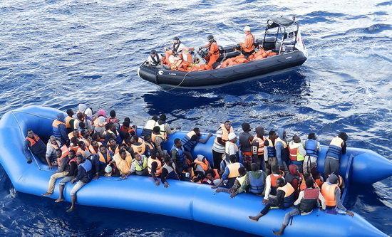 نجات 156 مهاجر در آب های مدیترانه