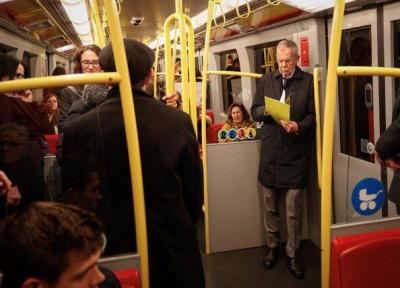 رییس جمهور اتریش در مترو در حال خواندن متن