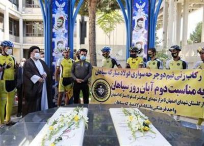 ادای احترام دوچرخه سواران باشگاه فولاد مبارکه سپاهان به مقام شامخ شهیدان