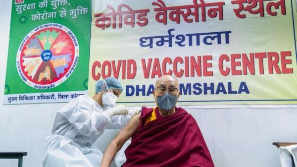 خبرنگاران دالایی لاما رهبر معنوی بودائیان برای ترغیب مردم واکسن کرونا زد