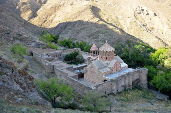 گردشگران خارجی کلیسای سنت استپانوس را در گوگل چگونه توصیف می نمایند؟